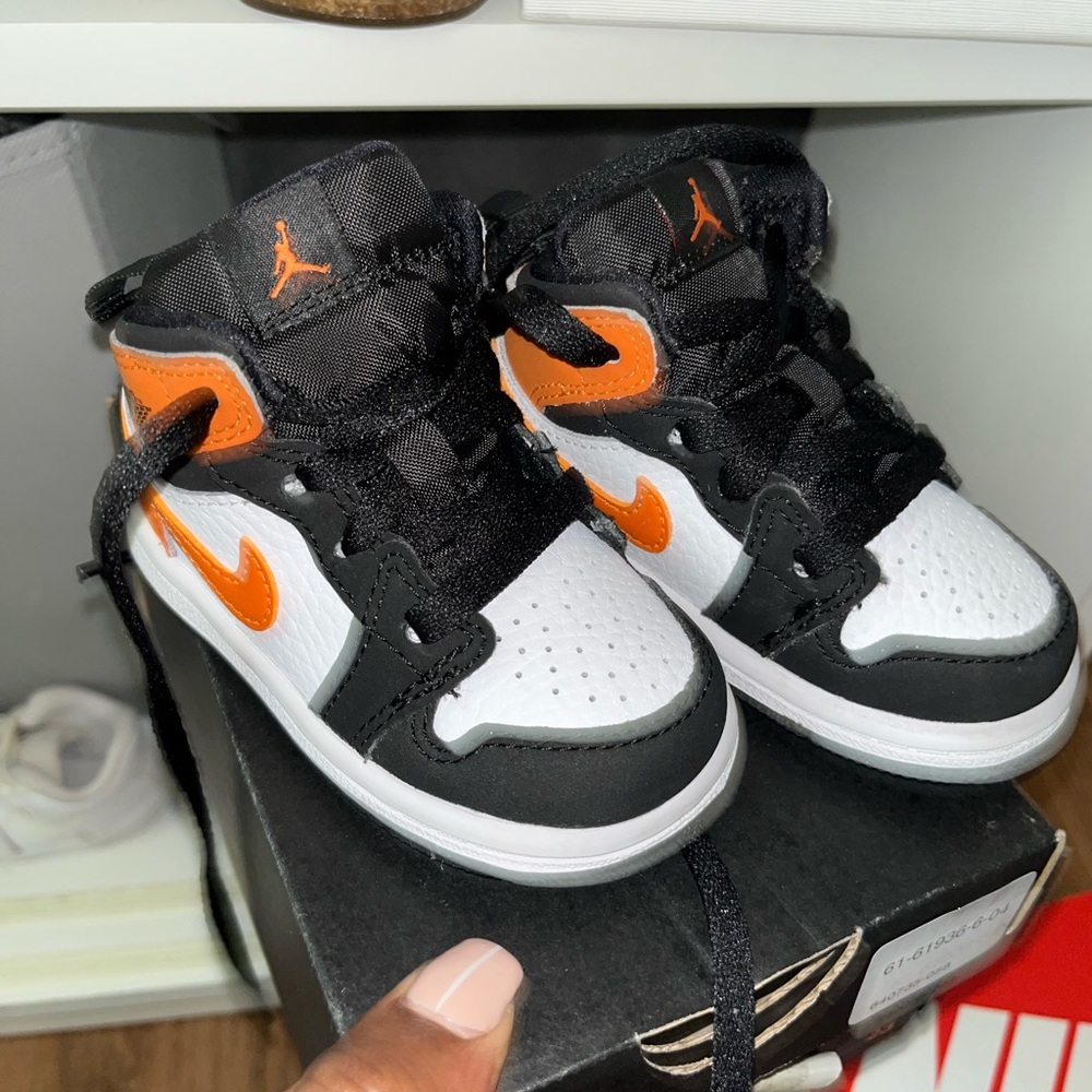 Jordan Retro 1 Mid 4c